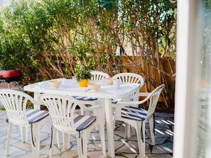 Outdoor dining - Charming 4-Room Villa with Terrace & Garage - Sleeps 5, Narbonne-Plage (Narbonne-Narbonne Plage-Narbonne Plage)
