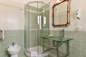 Doppel- oder Zweibettzimmer | Badezimmer | Dusche, kostenlose Toilettenartikel, Haartrockner, Bidet