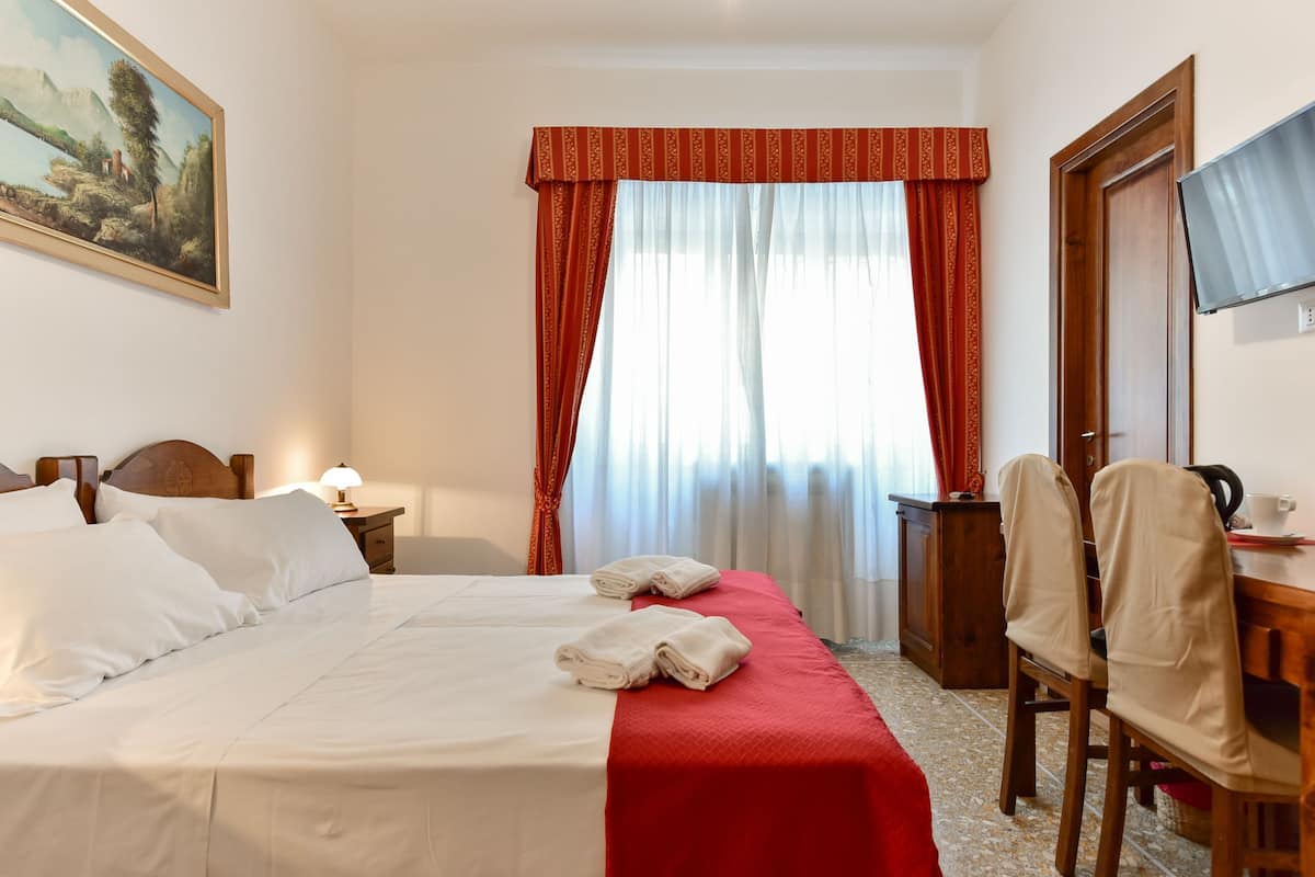 Chambre Double, dans les dépendances | Couette en duvet d'oie, coffres-forts dans les chambres, bureau