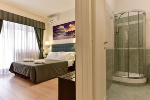 Quarto casal ou duplo | Edredons de pluma, cofres nos quartos, escrivaninha