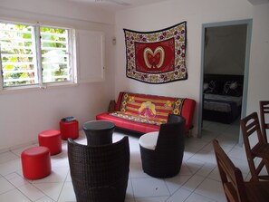 Bungalow, 2 Bedrooms, Kitchen, Garden View | Living room | Flat-screen TV