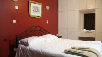 Eenvoudige kamer, 1 tweepersoonsbed | Individueel gedecoreerd, individueel gemeubileerd