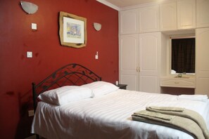 ベーシック ルーム ダブルベッド 1 台 | 客室ごとに異なる装飾、客室ごとに異なるインテリア、遮光カーテン、ベッドシーツ