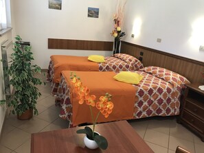 Berços grátis, Wi-Fi de cortesia, roupa de cama