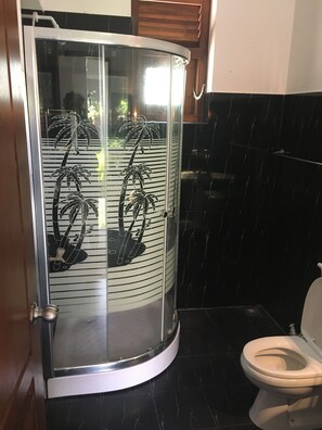 Habitación Deluxe con 1 cama matrimonial o 2 individuales, 1 cama Queen size, para no fumadores | Baño | Regadera y amenidades de baño gratuitas
