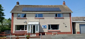 Front of property - Pendine Sands Guesthouse (Carmarthen)