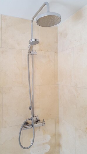 Shower, free toiletries, hair dryer, towels - Pendine Sands Guesthouse (Carmarthen)