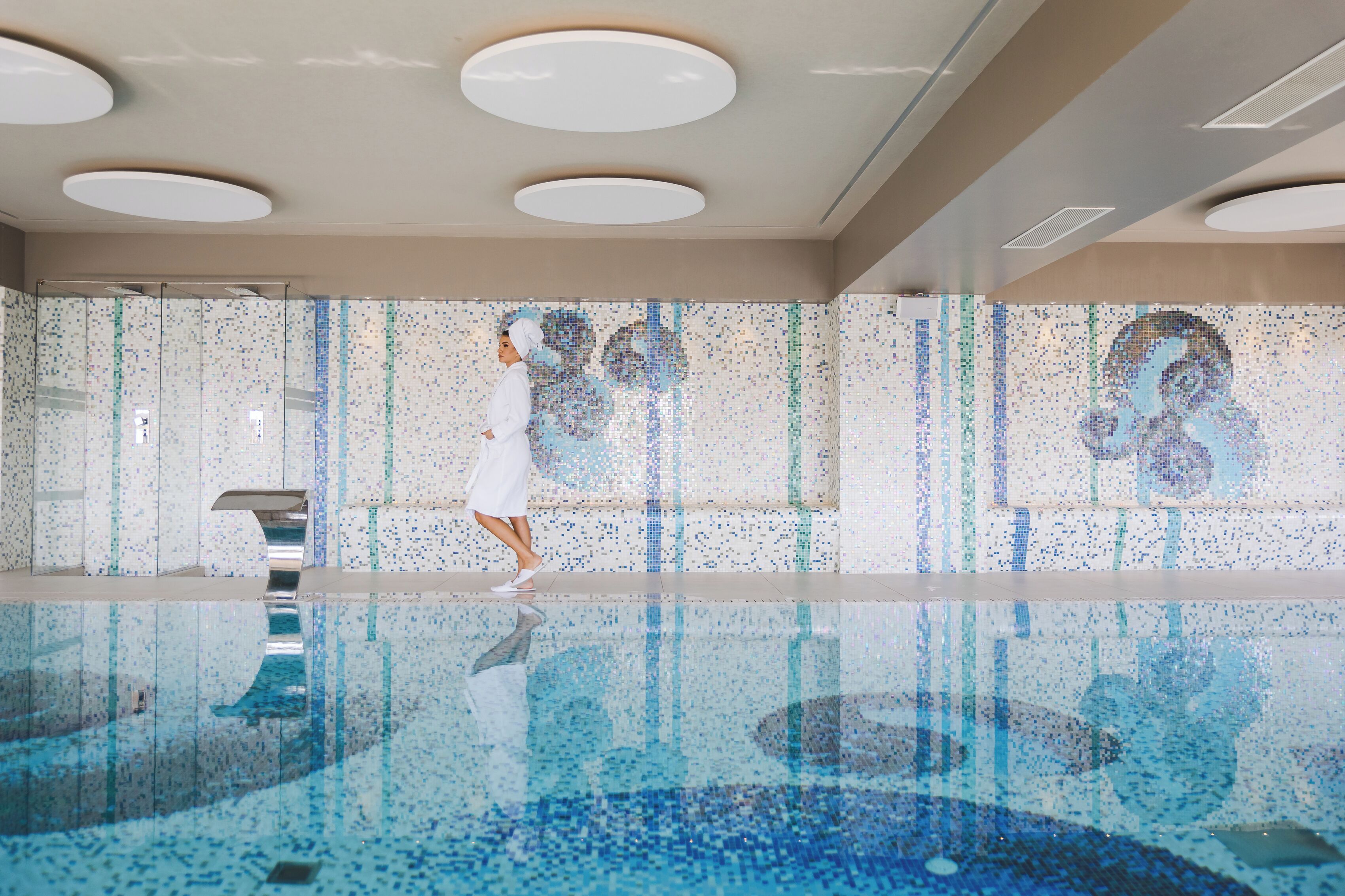 Piscina interna, piscina externa, guarda-sóis, espreguiçadeiras