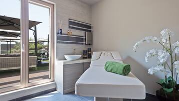 Un sauna, baño turco, tratamientos corporales, aromaterapia