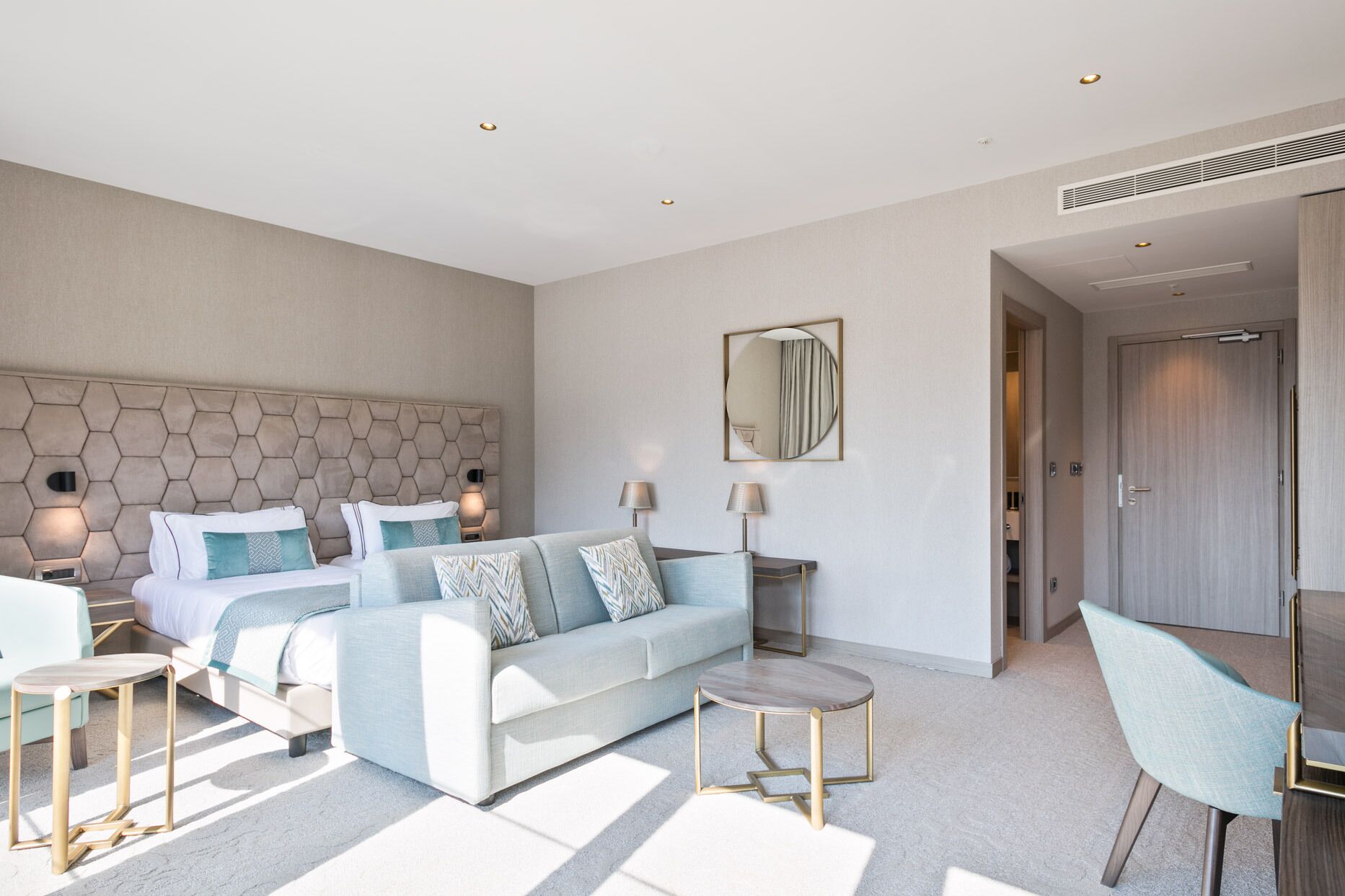 Kamar Junior | Seprai katun Mesir, seprai premium, minibar, dan brankas