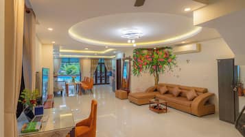 Deluxe Villa, 6 Bedrooms, Pool View | Living area