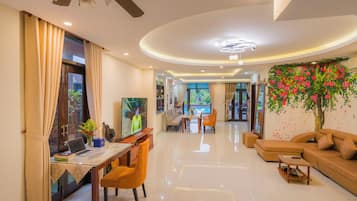 Deluxe Villa, 6 Bedrooms, Pool View | Living area