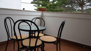 Quarto casal conforto, vista para o jardim, na torre | Sacada