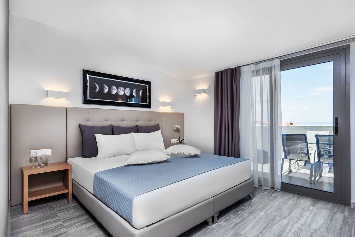 In-room safe, desk, soundproofing, iron/ironing board