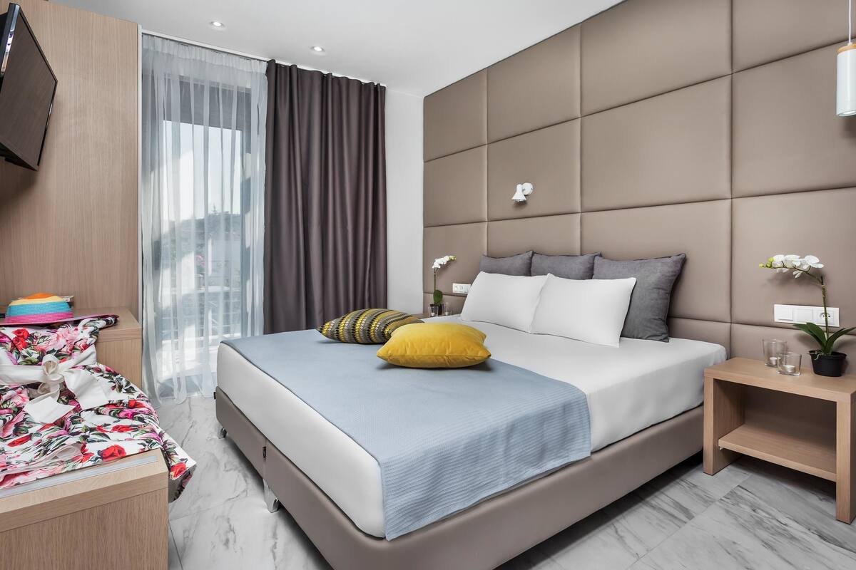 In-room safe, desk, soundproofing, iron/ironing board