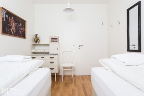 Quarto duplo, banheiro compartilhado | Cortinas blackout, quartos à prova de som, Wi-Fi de cortesia
