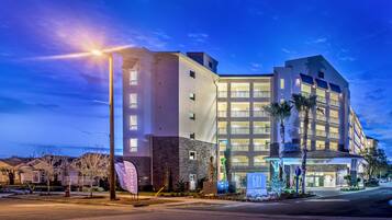 Bagian depan properti - sore/malam