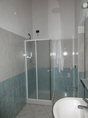 Suite – superior | Bad | Dype avslapningsbadekar, regndusjhode, bidé og håndklær