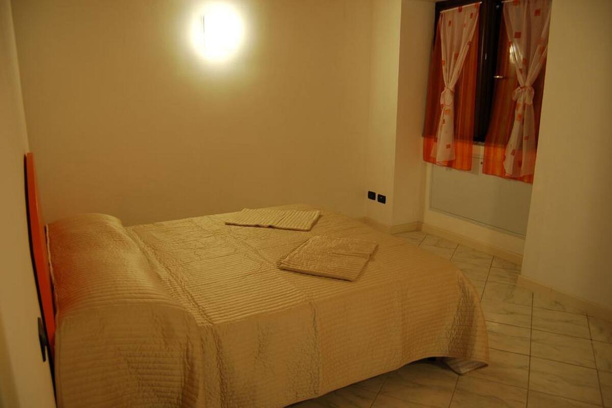 Cots/infant beds, bed sheets