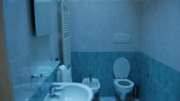 Suite superior | Baño | Tina profunda, regadera tipo lluvia, bidet, toallas