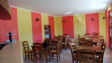 TĂ€gliches inbegriffenes FrĂŒhstĂŒcksbuffet