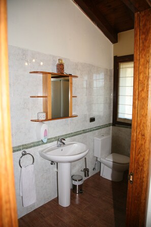 Habitación con 1 cama matrimonial o 2 individuales | Baño | Tina profunda, amenidades de baño gratuitas, secadora de cabello, bidet 