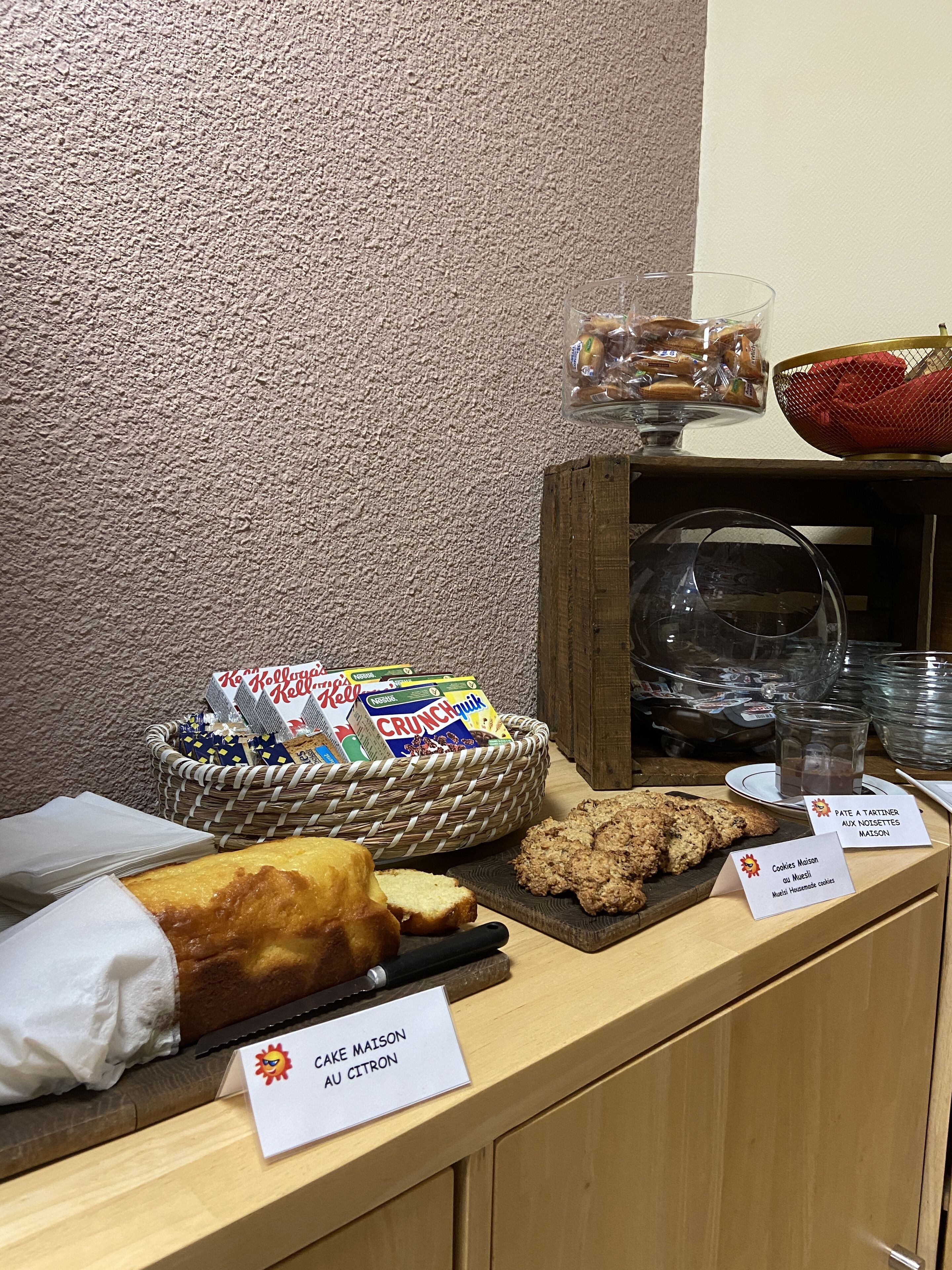 朝食 (コンチネンタル ブレックファスト)、毎日提供 (1 名様 11 EUR)