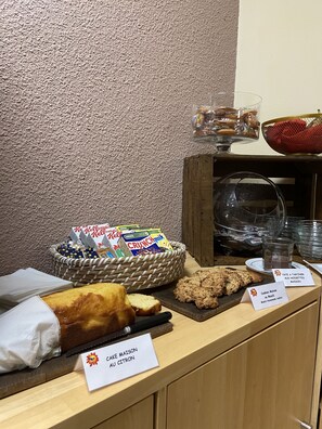 Se ofrece un desayuno continental (11 EUR por persona)