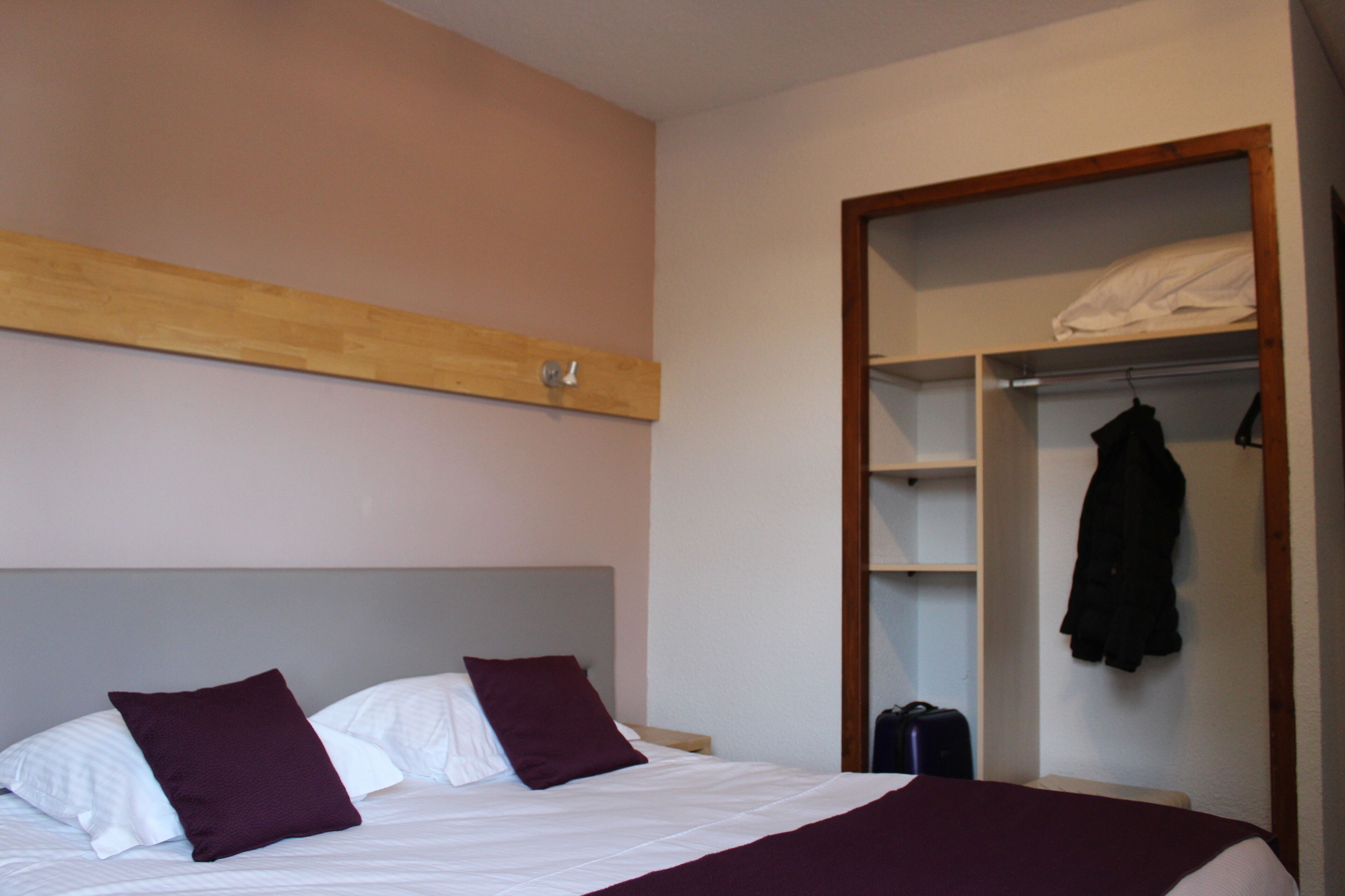double room, 1 queen bed | individually decorated, individually furnished, desk, soundproofing