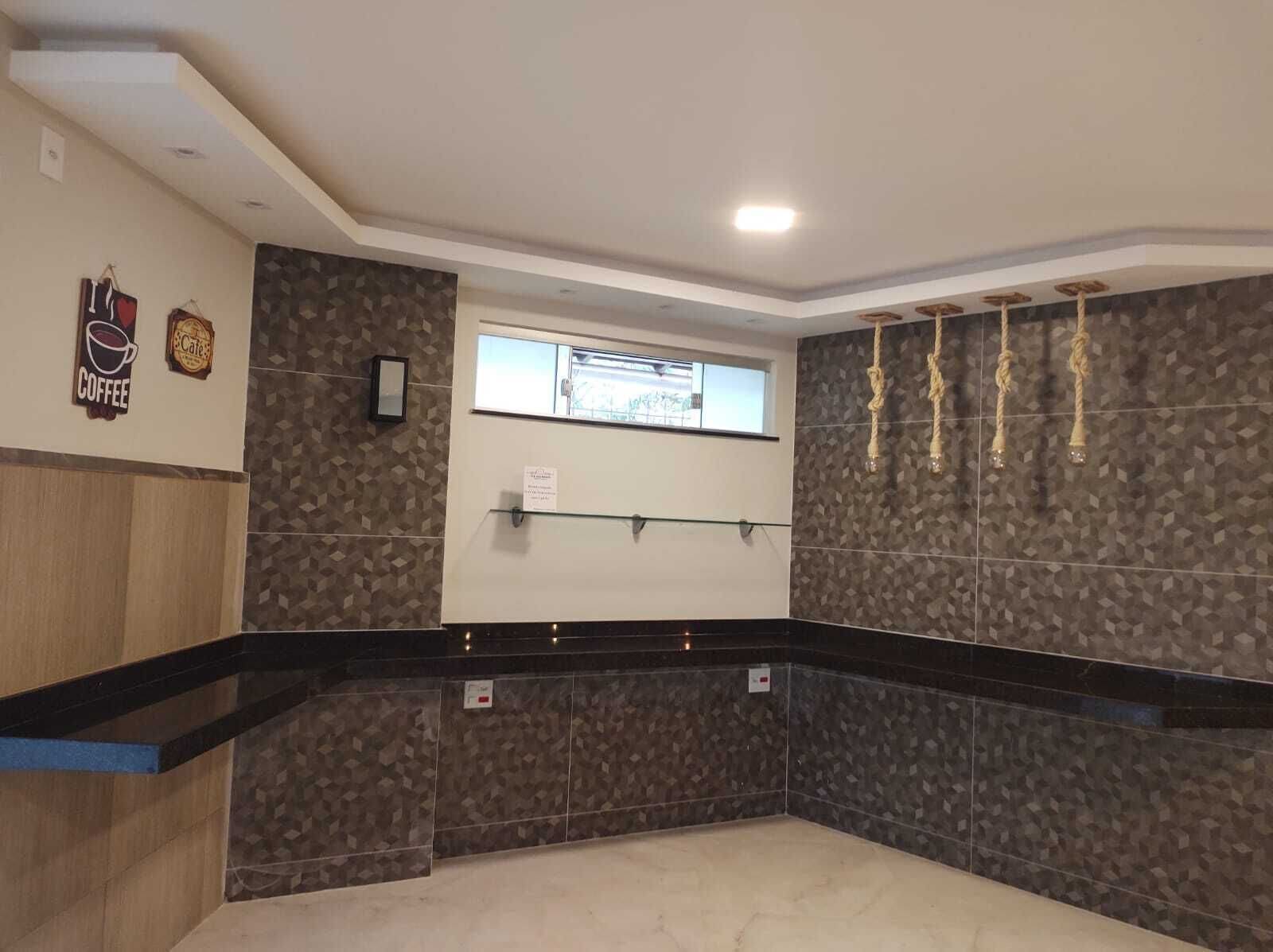 Habitación de hotel con pared de azulejos, una ventana y una lámpara en el techo.