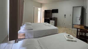 A hotel room with two beds, a desk, a wardrobe, and a television. - Hotel Pousada Figueiredo (Araruama)