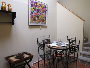 Quarto casal, 2 camas de casal | Opções para refeição no quarto