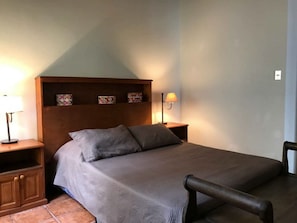 Quarto casal, 2 camas de casal | 2 quartos, camas extras/dobráveis (sobretaxa), Wi-Fi de cortesia