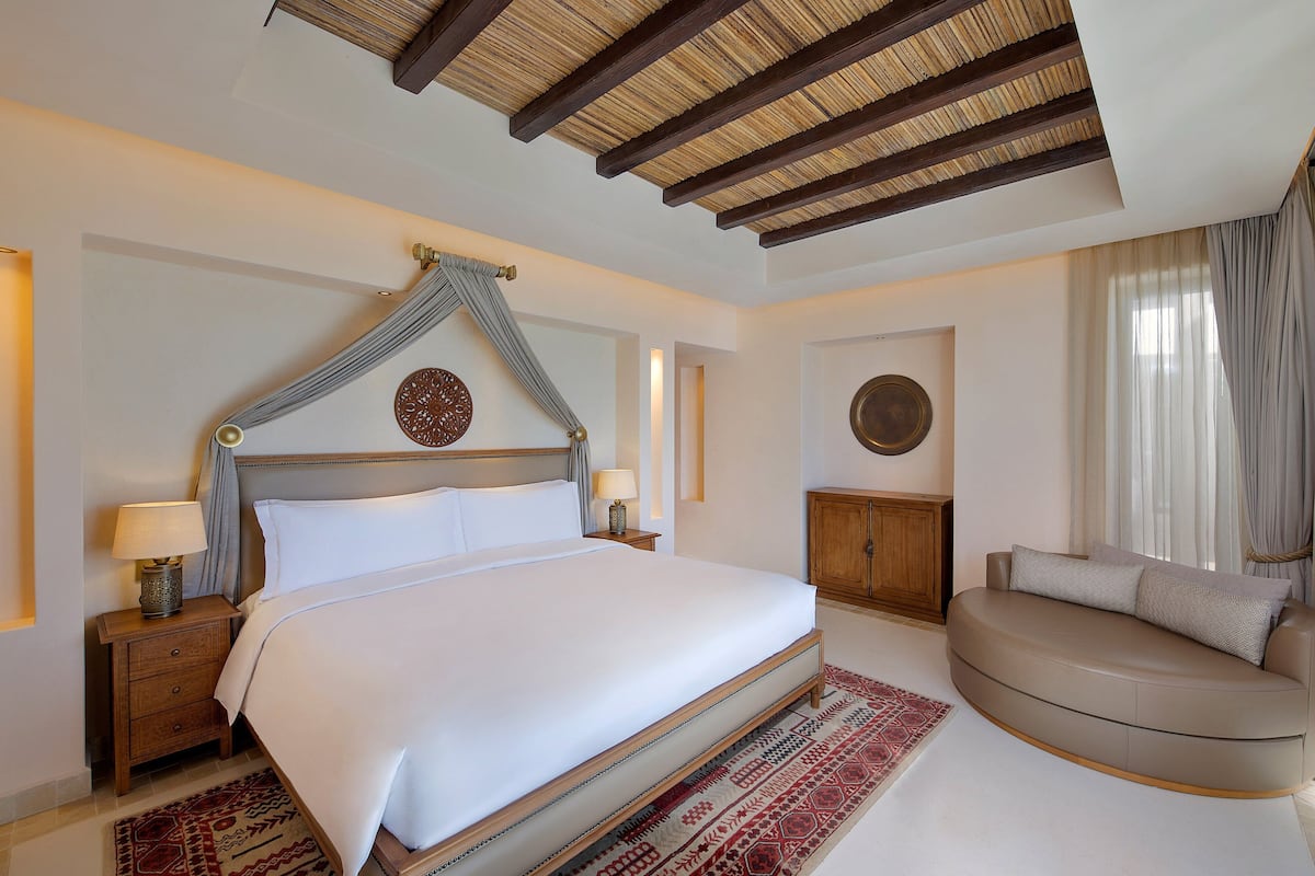 1 bedroom, Egyptian cotton sheets, premium bedding, down comforters