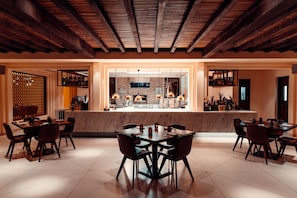 6 restaurants, breakfast, lunch, dinner served; Italian cuisine