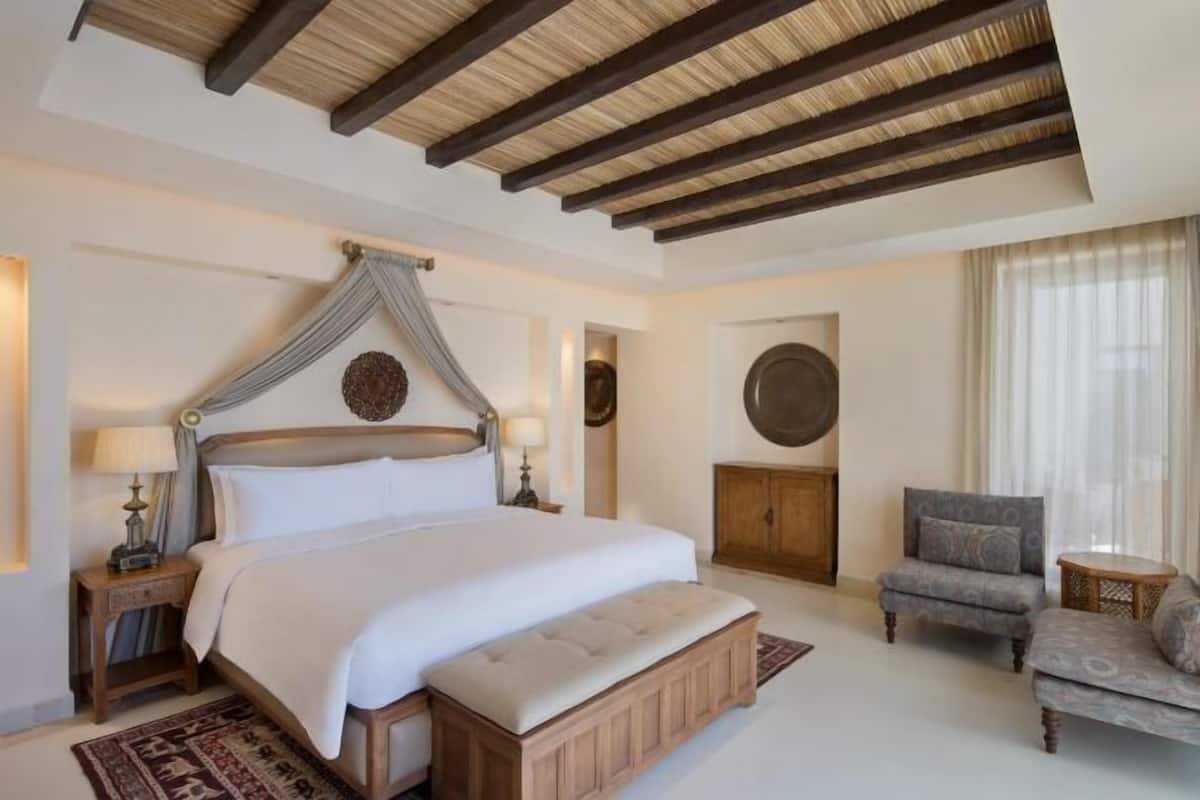 1 bedroom, Egyptian cotton sheets, premium bedding, down duvets
