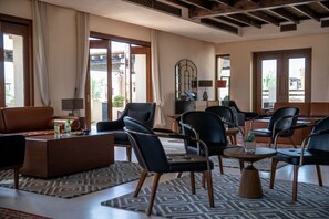 6 restaurants, breakfast, lunch, dinner served; Italian cuisine