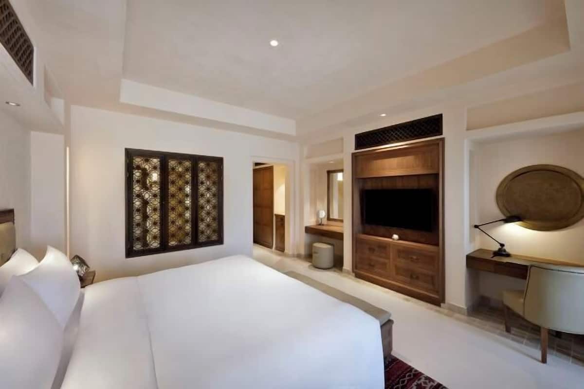 1 bedroom, Egyptian cotton sheets, premium bedding, down duvets