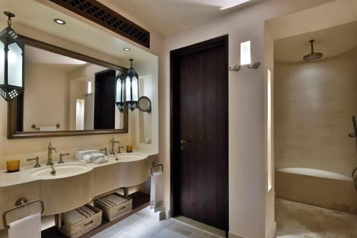Separate bathtub and shower, deep-soaking bathtub, rainfall showerhead