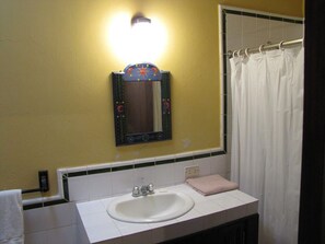Habitación doble, 1 cama matrimonial | Lavabo en el baño