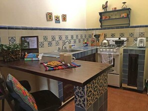 Habitación doble, 1 cama matrimonial | Cocina privada | Refrigerador con congelador, microondas y parrilla de estufa 