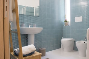 Ducha, artículos de tocador gratuitos, secador de pelo, toallas
