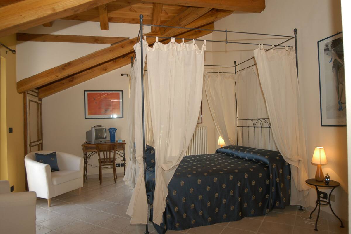 Minibar, desk, free cribs/infant beds, free WiFi