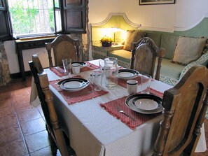 Double Room | In-room dining - Casita Santiago (Antigua Guatemala)