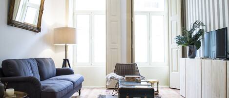 Design Apartment, 2 Bedrooms, Courtyard View | Living room | Flat-screen TV