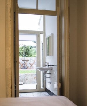 Departamento de diseñador, 2 habitaciones, Terraza, planta baja | Lavabo en el baño