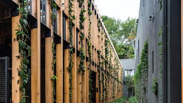 Habitación cuádruple de diseño, varias camas, baño privado, en una planta alta | 1 dormitorio, ropa de cama de alta calidad, caja fuerte