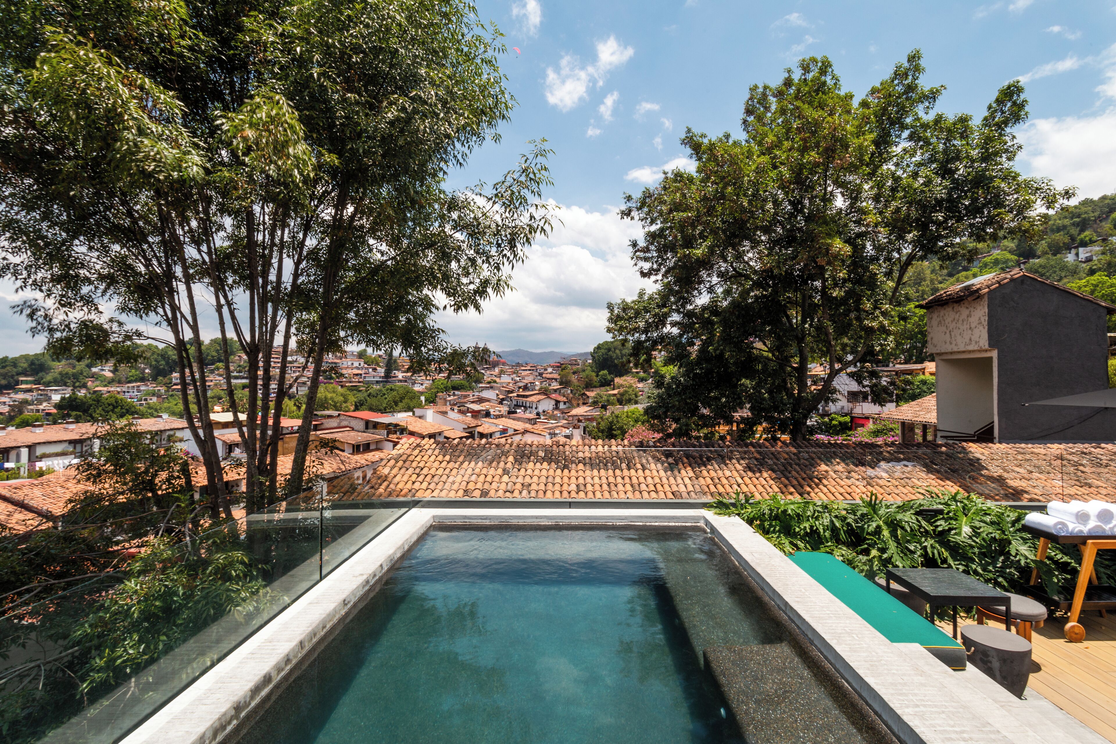 Una piscina al aire libre, sillones reclinables de piscina