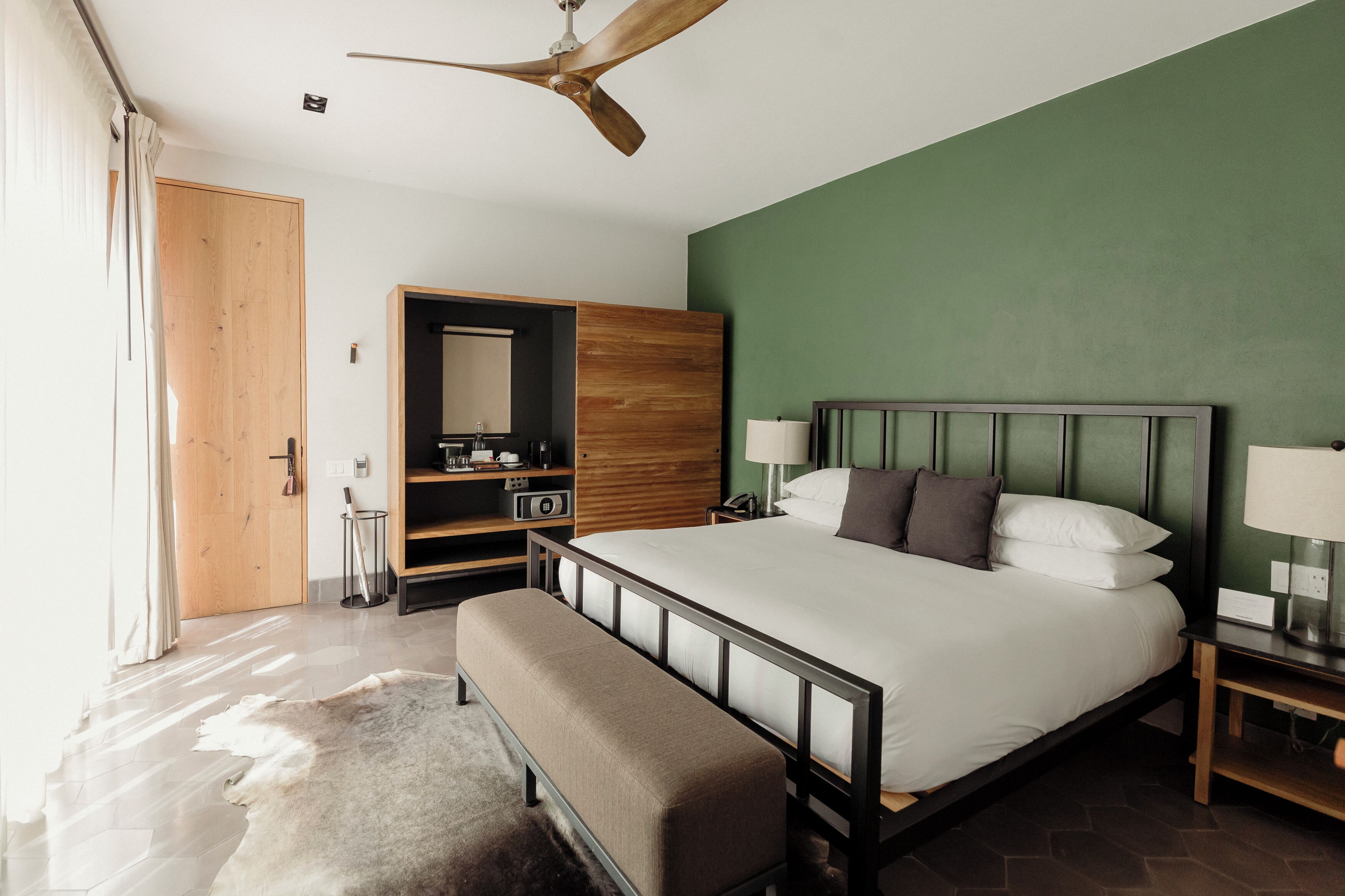 Rum - 1 kingsize-säng - eget badrum | 1 sovrum, värdeförvaringsskåp på rummet och individuell inredning