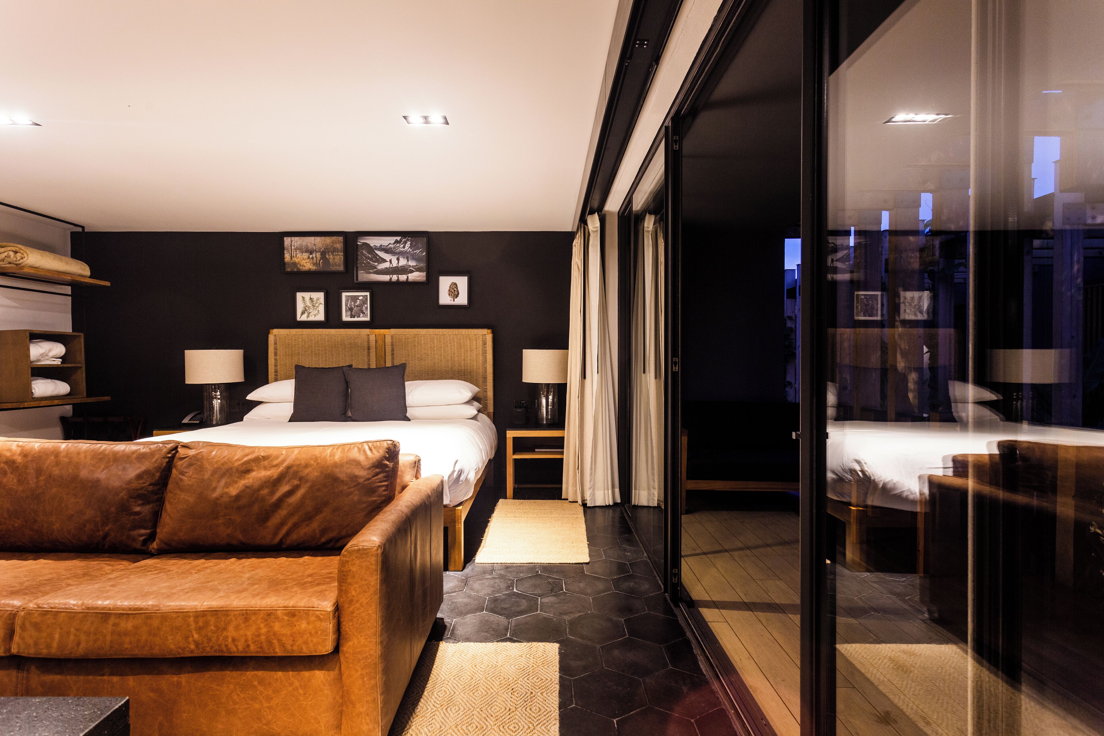 슈피리어 스위트, 킹사이즈침대 1개, 전용 욕실, 타워 | 1 개의 침실, 객실 내 금고, 각각 다른 스타일의 인테리어, 각각 다르게 가구 비치